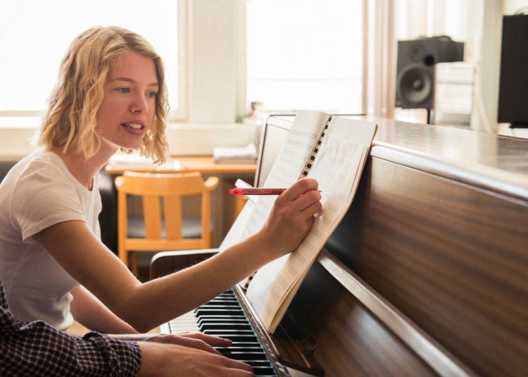 Bild på två deltagare som sitter vid piano och komponerar musik