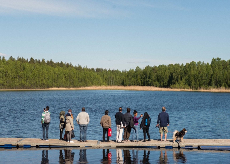 Bild på deltagare som promenerar i skog