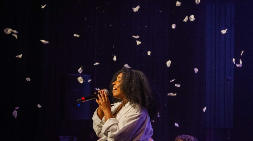 Deltagare från Artistakademien sjunger och konfetti faller över henne