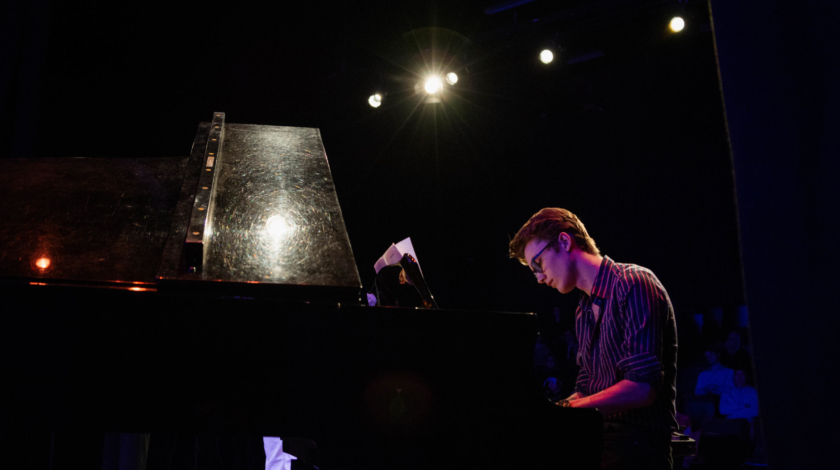 Deltagare på Jazz spelar piano