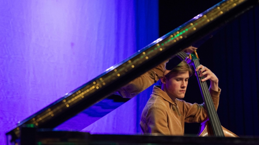 Deltagare på Jazz spelar bas