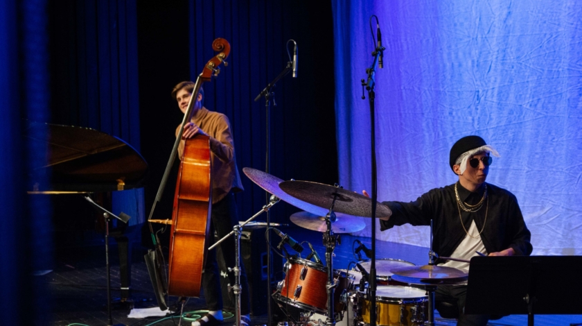 Deltagare på Jazz spelar bas och trummor