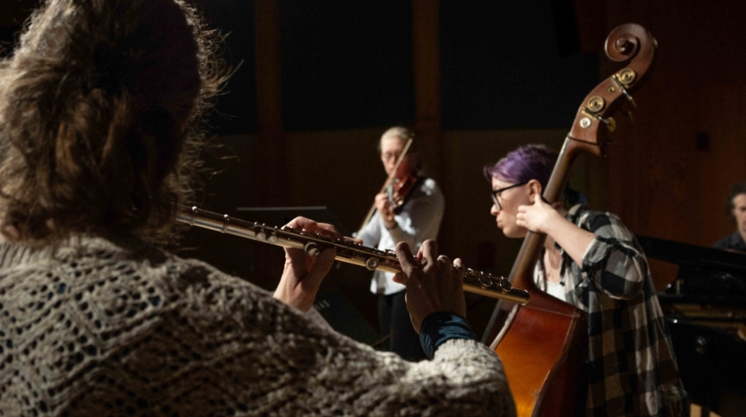 Deltagare spelar violin, kontrabas och tvärflöjt. 