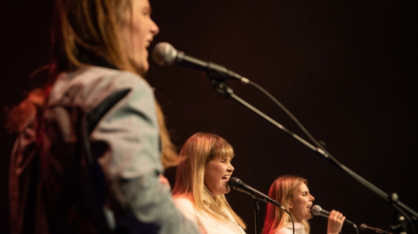 Deltagare på Pop/Rock spelar gitarr och sjunger stämmor