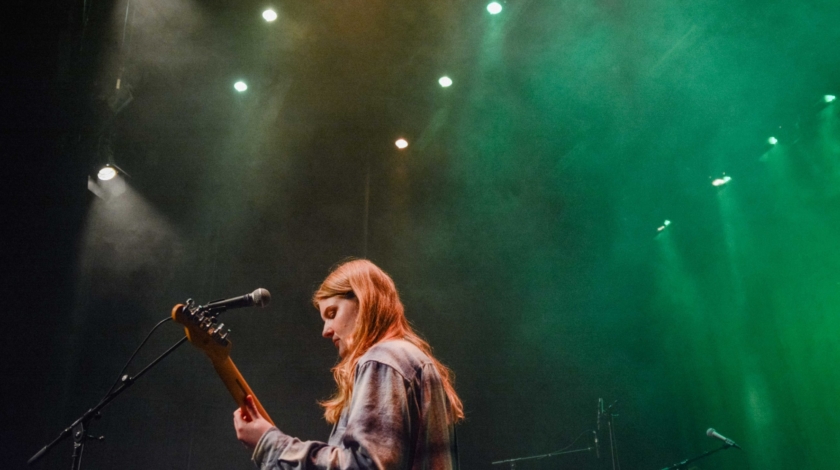 Deltagare på Pop/Rock spelar elgitarr